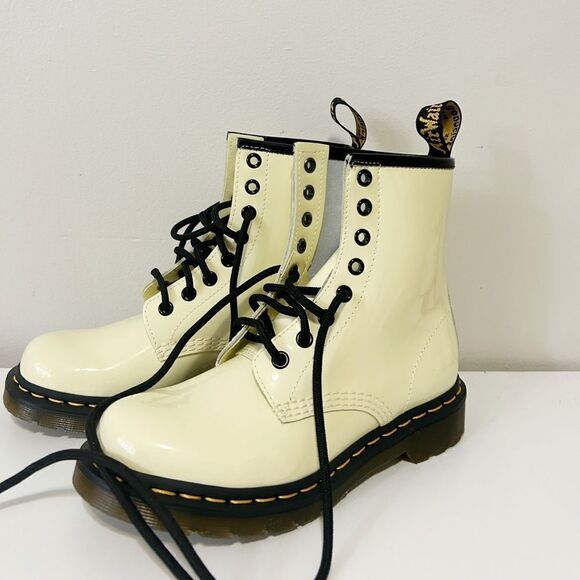 NWOT Doc Marten 1460 WOMEN'S PATENT LEATHER LACE UP BOOTS 6 - Picture 2 of 8